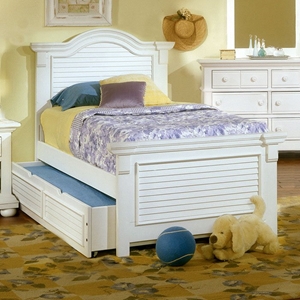 Cottage Traditions Youth Panel Bed in Eggshell White 